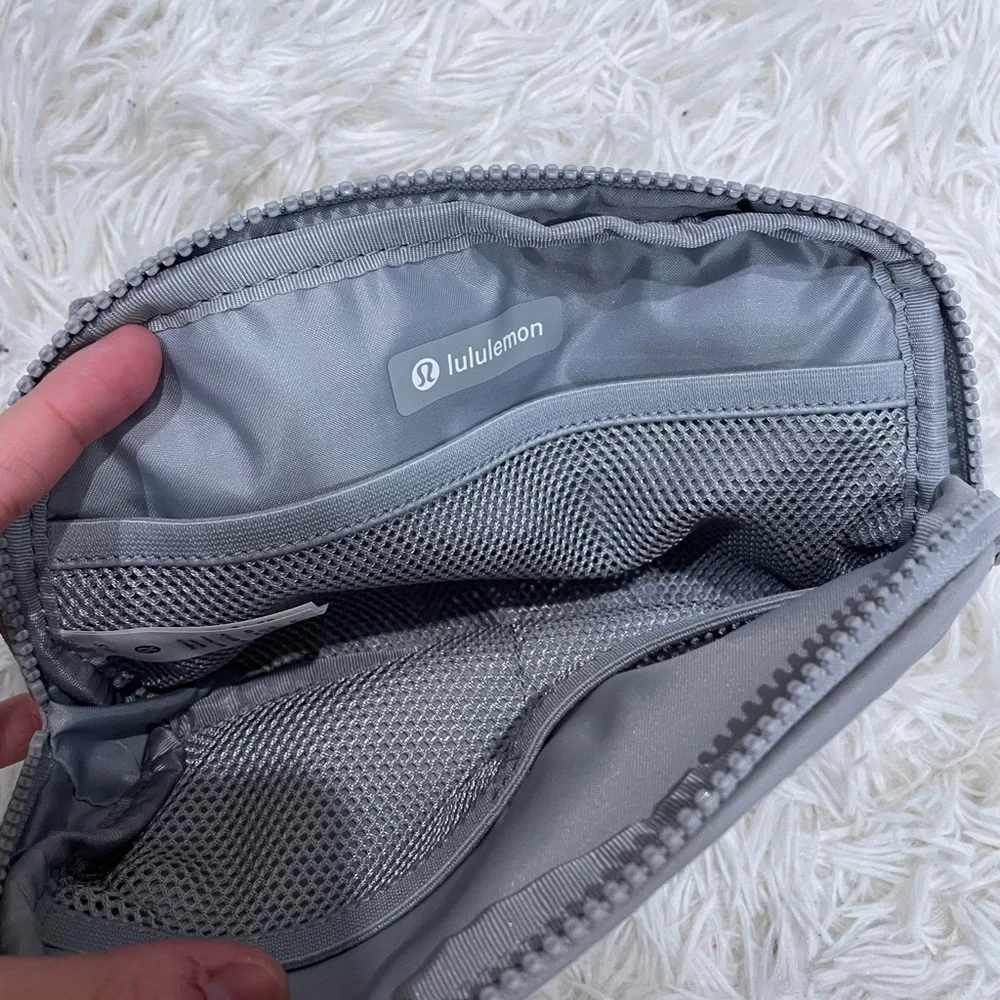 NWT lululemon everywhere belt bag silver drop white wordmark - Picture 3 of 4